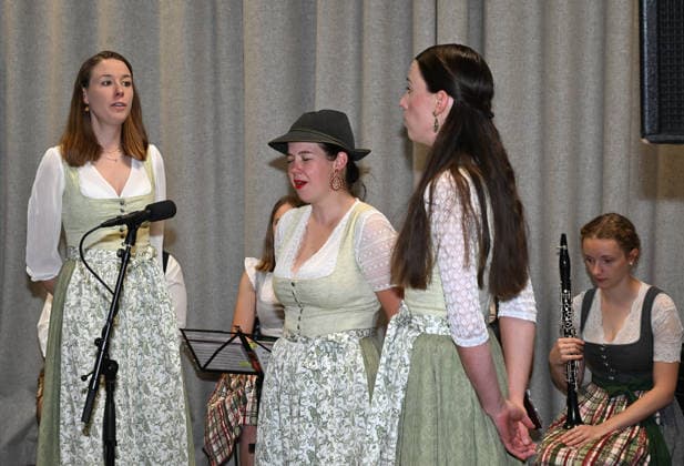 55 Hausmusikroas as part of the Salzkammergut Festwochen Gmunden featuring the folk music groups Klanggholz and Glanschl Zwüllinge at Haus Salzkammergut in Gmunden, photographed on 05 09 26. The photo shows female singers from the group Glanschl Zwüllinge in 2026. 5 Hausmusikroas as part of the Salzkammergut Festwochen Gmun