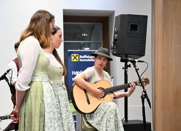 55 Hausmusikroas as part of the Salzkammergut Festwochen Gmunden featuring the folk music groups Klanggholz and Glanschl Zwüllinge at Haus Salzkammergut in Gmunden, photographed on 05 09 26. The photo shows female singers from the group Glanschl Zwüllinge in 2026. 5 Hausmusikroas as part of the Salzkammergut Festwochen Gmun