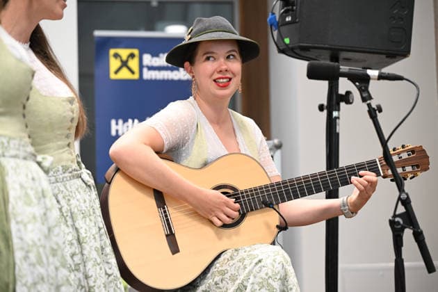 55 Hausmusikroas as part of the Salzkammergut Festwochen Gmunden featuring the folk music groups Klanggholz and Glanschl Zwüllinge at Haus Salzkammergut in Gmunden, photographed on 05 09 26. The photo shows female singers from the group Glanschl Zwüllinge in 2026. 5 Hausmusikroas as part of the Salzkammergut Festwochen Gmun