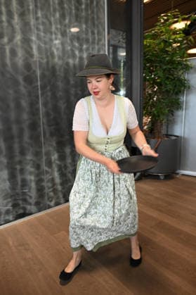 55 Hausmusikroas as part of the Salzkammergut Festwochen Gmunden featuring the folk music groups Klanggholz and Glanschl Zwüllinge at Haus Salzkammergut in Gmunden, photographed on 05 09 26. The photo shows a singer from the group Glanschl Zwüllinge in 2026. 5 Hausmusikroas as part of the Salzkammergut Festwochen Gmunden