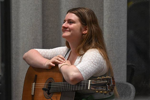 55 Hausmusikroas as part of the Salzkammergut Festwochen Gmunden, featuring the folk music groups Klanggholz and Glanschl Zwüllinge at Haus Salzkammergut in Gmunden, photographed on 05 09 26. The photo shows a female musician from the group Klangholz. 2026: 5 Hausmusikroas as part of the Salzkammergut Festwochen Gmunden featuring