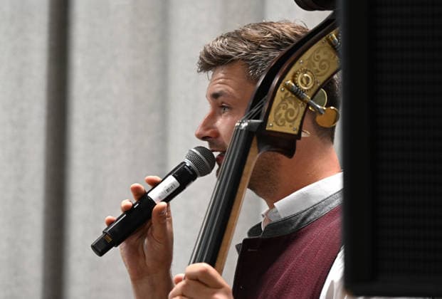 55 Hausmusikroas as part of the Salzkammergut Festwochen Gmunden featuring the folk music groups Klangholz and Glanschl Zwüllinge at Haus Salzkammergut in Gmunden, photographed on 05 09 26. The photo shows the bassist of the folk music group Klangholz. 2026: 5 Hausmusikroas as part of the Salzkammergut Festwochen Gmunden w
