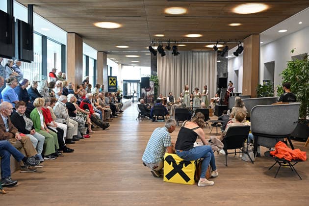 55 Hausmusikroas as part of the Salzkammergut Festwochen Gmunden, featuring the folk music groups Klanggholz and Glanschl Zwüllinge at Haus Salzkammergut in Gmunden, photographed on 05 09 26. The photo shows the audience in front of the two folk music groups. 2026: 5 Hausmusikroas as part of the Salzkammergut Festival in Gmun