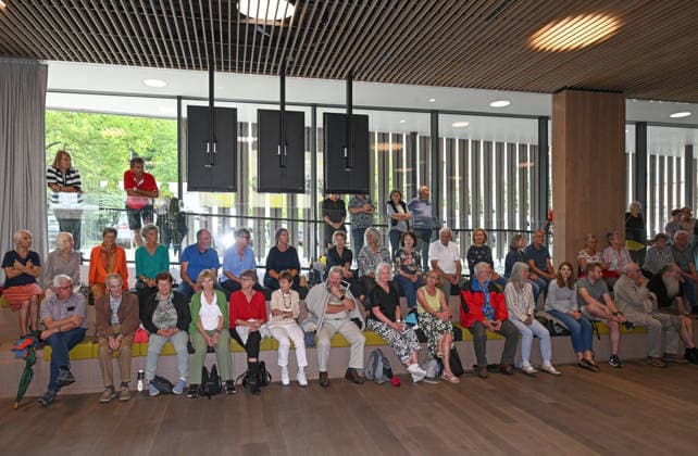 55 Hausmusikroas as part of the Salzkammergut Festwochen Gmunden, featuring the folk music groups Klanggholz and Glanschl Zwüllinge at Haus Salzkammergut in Gmunden, photographed on September 5, 2026. The photo shows visitors at the 2026 event, the 5th Hausmusikroas as part of the Salzkammergut Festwochen Gmunden, featuring the folk music g