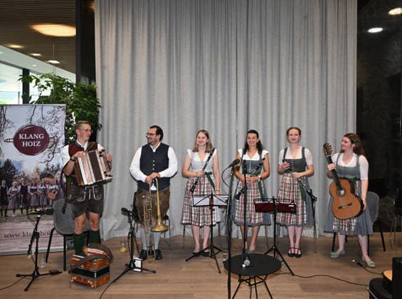 55 Hausmusikroas as part of the Salzkammergut Festwochen Gmunden, featuring the folk music groups Klanggholz and Glanschl Zwüllinge at Haus Salzkammergut in Gmunden, photographed on 05 09 26. The photo shows the musicians of the folk music group Klangholz in 2026. 5 Hausmusikroas as part of the Salzkammergut Festwochen Gmunde