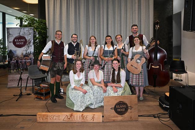 55 Hausmusikroas as part of the Salzkammergut Festwochen Gmunden featuring the folk music groups Klanggholz and Glanschl Zwülling at Haus Salzkammergut in Gmunden, photographed on 05 09 26. The image shows a group photo of the folk music groups Klangholz and Glanschl Zwülling in 2026. 5 Hausmusikr