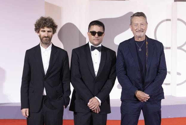 Oasis: Don t Look Back in Anger Screening - The 83rd Venice International Film Festival VENICE, ITALY - SEPTEMBER 05: (R-L) Steven Knight,Dylan Southern and Will Lovelace attend the Oasis: Don t Look Back in Anger Screening during the 83rd Venice International Film Festival at Sala Grande on September 05, 2026 in Venice, Italy. Primo Barol Anadolu Venice Italy. Editorial use only. Please get in touch for any other usage.  Copyright: x2026xAnadoluxPrimoxBarolx
