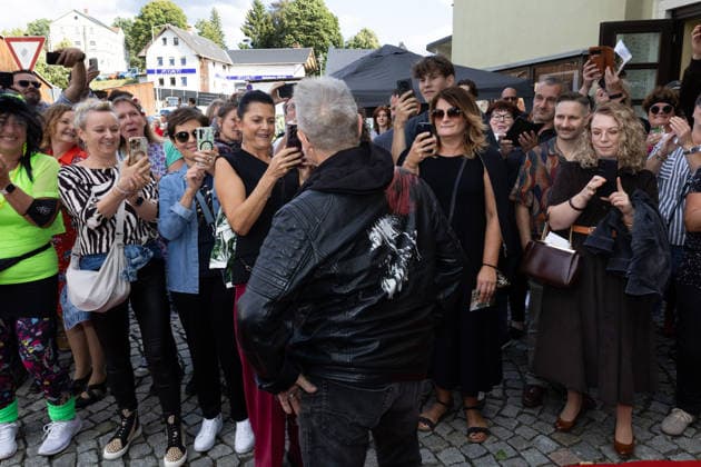 September 5, 2026, Movie Premiere: Comrade Martin Semmelrogge, who plays the pharmacist Mr. Glück, has his back to the camera as he enjoys the celebration at the Harmonie Lichtspiele in Markneukirchen, Saxony, Germany