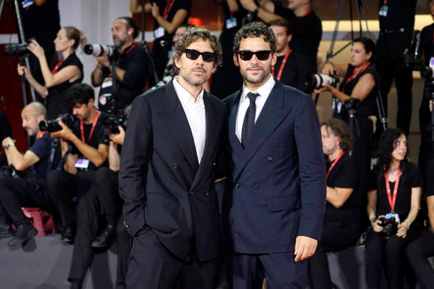 Alessandro Morelli and Luca Morelli at the premiere of the documentary *Oasis: Don t Look Back in Anger* at the 2023 Venice Biennale—the 83rd Venice International Film Festival—at the Palazzo del Cinema in Venice, September 5, 2026 Foto:xD.xBedrosianx xFuturexImagex anger_6895
