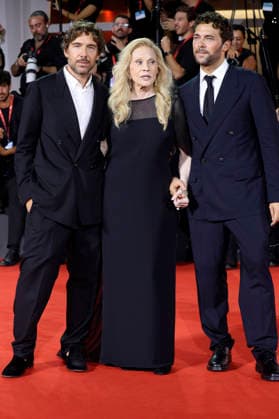 Alessandro Morelli, Faye Dunaway, and Luca Morelli at the premiere of the documentary *Oasis: Don t Look Back in Anger* at the 2023 Venice Biennale—the 83rd Venice International Film Festival—at the Palazzo del Cinema in Venice, September 5, 2026 Foto:xD.xBedrosianx xFuturexImagex anger_6899