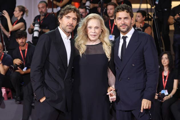 Alessandro Morelli, Faye Dunaway, and Luca Morelli at the premiere of the documentary *Oasis: Don t Look Back in Anger* at the 2023 Venice Biennale—the 83rd Venice International Film Festival—at the Palazzo del Cinema in Venice, September 5, 2026 Foto:xD.xBedrosianx xFuturexImagex anger_6900