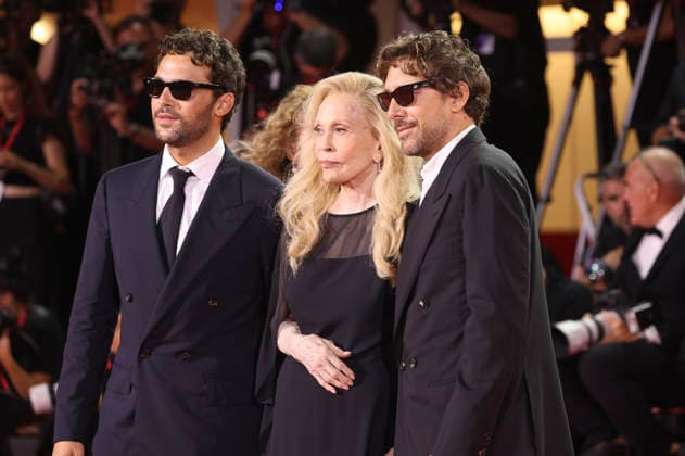 Luca Morelli, Faye Dunaway, and Alessandro Morelli at the premiere of the documentary *Oasis: Don t Look Back in Anger* at the 2023 Venice Biennale—the 83rd Venice International Film Festival—at the Palazzo del Cinema in Venice, September 5, 2026 Foto:xD.xBedrosianx xFuturexImagex anger_6901