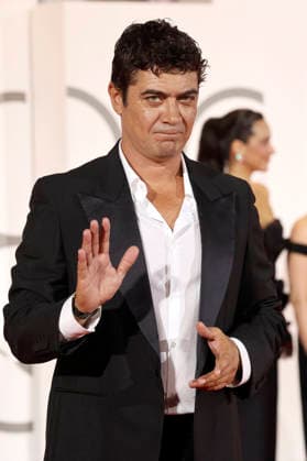 Riccardo Scamarcio at the premiere of the documentary *Oasis: Don t Look Back in Anger* at the 2023 Venice Biennale—the 83rd Venice International Film Festival—at the Palazzo del Cinema in Venice, September 5, 2026 Foto:xD.xBedrosianx xFuturexImagex anger_6924