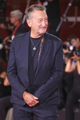 Steven Knight at the premiere of the documentary *Oasis: Don t Look Back in Anger* at the 2023 Venice Biennale—the 83rd Venice International Film Festival—at the Palazzo del Cinema in Venice, September 5, 2026 Foto:xD.xBedrosianx xFuturexImagex anger_6947