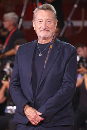 Steven Knight at the premiere of the documentary *Oasis: Don t Look Back in Anger* at the 2023 Venice Biennale—the 83rd Venice International Film Festival—at the Palazzo del Cinema in Venice, September 5, 2026 Foto:xD.xBedrosianx xFuturexImagex anger_6948