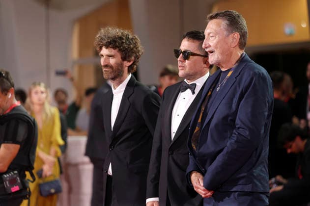 Will Lovelace, Dylan Southern, and Steven Knight at the premiere of the documentary *Oasis: Don t Look Back in Anger* at the 2023 Venice Biennale—the 83rd Venice International Film Festival—at the Palazzo del Cinema in Venice, September 5, 2026 Foto:xD.xBedrosianx xFuturexImagex anger_6950