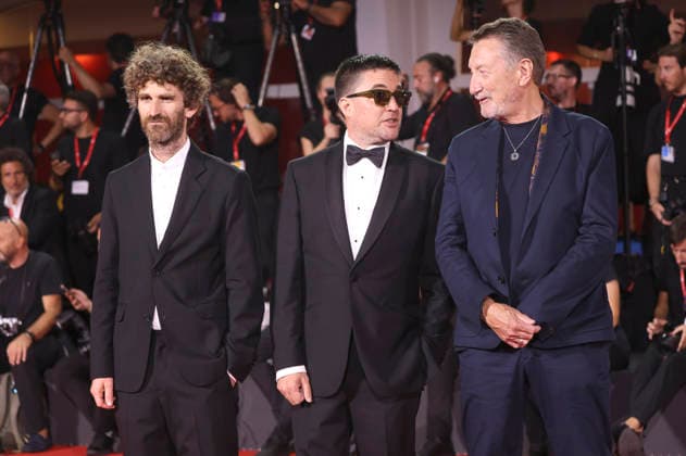 Will Lovelace, Dylan Southern, and Steven Knight at the premiere of the documentary *Oasis: Don t Look Back in Anger* at the 2023 Venice Biennale—the 83rd Venice International Film Festival—at the Palazzo del Cinema in Venice, September 5, 2026 Foto:xD.xBedrosianx xFuturexImagex anger_6951