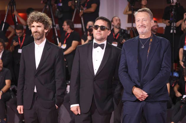 Will Lovelace, Dylan Southern, and Steven Knight at the premiere of the documentary *Oasis: Don t Look Back in Anger* at the 2023 Venice Biennale—the 83rd Venice International Film Festival—at the Palazzo del Cinema in Venice, September 5, 2026 Foto:xD.xBedrosianx xFuturexImagex anger_6952