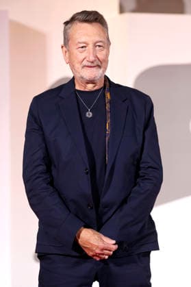 Steven Knight at the premiere of the documentary *Oasis: Don t Look Back in Anger* at the 2023 Venice Biennale—the 83rd Venice International Film Festival—at the Palazzo del Cinema in Venice, September 5, 2026 Foto:xD.xBedrosianx xFuturexImagex anger_6953