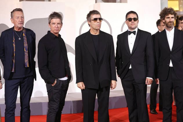 Steven Knight, Noel Gallagher, Liam Gallagher, Dylan Southern, and Will Lovelace at the premiere of the documentary *Oasis: Don’t Look Back in Anger* at the 2023 Venice Biennale—the 83rd Venice International Film Festival—at the Palazzo del Cinema in Venice, September 5, 2026 Foto:xD.xBedrosianx xFuturexImagex anger_6981