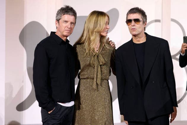 Noel Gallagher, Dana Walden, and Liam Gallagher at the premiere of the documentary *Oasis: Don t Look Back in Anger* at the 2023 Venice Biennale—the 83rd Venice International Film Festival—at the Palazzo del Cinema in Venice, September 5, 2026 Foto:xD.xBedrosianx xFuturexImagex anger_6997