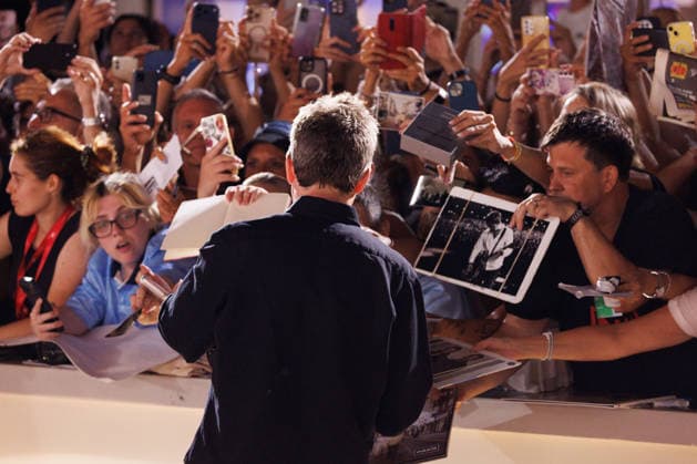 News - Oasis: Don t Look Back in Anger Red Carpet - The 83rd Venice International Film Festival VENICE, ITALY - SEPTEMBER 05: Noel Gallagher signs autograph during the Oasis: Don t Look Back in Anger screening at the 83rd Venice International Film Festival at Sala Grande on September 05, 2026 in Venice, Italy. Photo: Cinzia Camela. Lido di Venezia Palazzo del Cinema Italy Copyright: xCinziaxCamelax xLiveMediax LPN_2648133