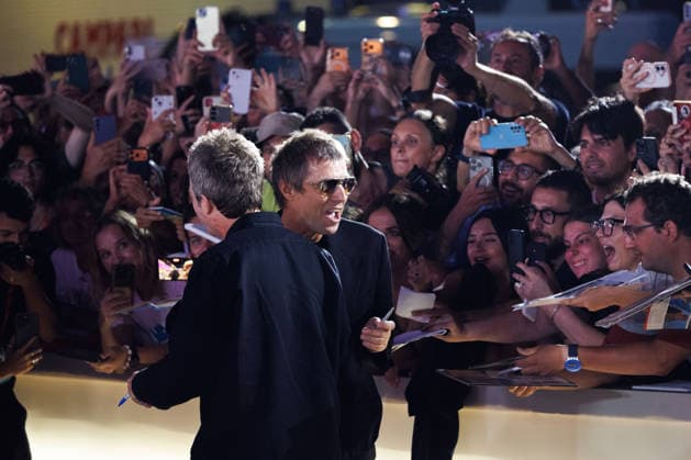 News - Oasis: Don t Look Back in Anger Red Carpet - The 83rd Venice International Film Festival VENICE, ITALY - SEPTEMBER 05: (R-L) Liam and Noel Gallagher sign autograph during the Oasis: Don t Look Back in Anger screening at the 83rd Venice International Film Festival at Sala Grande on September 05, 2026 in Venice, Italy. Photo: Cinzia Camela. Lido di Venezia Palazzo del Cinema Italy Copyright: xCinziaxCamelax xLiveMediax LPN_2648135