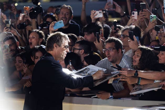 News - Oasis: Don t Look Back in Anger Red Carpet - The 83rd Venice International Film Festival VENICE, ITALY - SEPTEMBER 05:Liam Gallagher signs autograph during the Oasis: Don t Look Back in Anger screening at the 83rd Venice International Film Festival at Sala Grande on September 05, 2026 in Venice, Italy. Photo: Cinzia Camela. Lido di Venezia Palazzo del Cinema Italy Copyright: xCinziaxCamelax xLiveMediax LPN_2648136