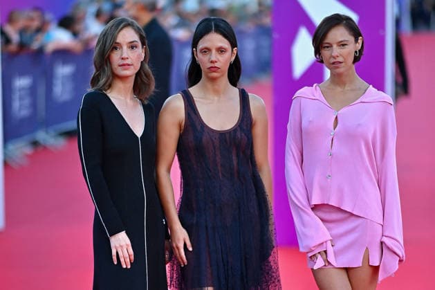 Deauville LInvitation Screening FC Marion Barbeau, Noée Abita and Manon Clavel attends the L Invitation premiere at the 52nd Deauville American Film Festival on September 05, 2026 in Deauville, France. Photo by Franck Castel ABACAPRESS.COM Deauville  Copyright: xCastelxFranck ABACAx