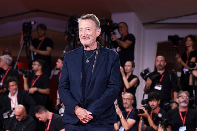Oasis, Don t Look Back in Anger Screening - The 83rd Venice International Film Festival Steven Knight attends the Oasis: Don t Look Back in Anger Screening during the 83rd Venice International Film Festival at Sala Grande on September 05, 2026 in Venice, Italy.  Copyright: xKazukoxWakayamax
