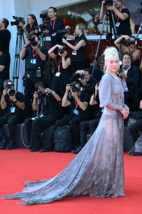 Phoebe Bridgers at the premiere of the film *Primetime* at the 2023 Venice Biennale—the 83rd Venice International Film Festival—at the Palazzo del Cinema in Venice, September 5, 2026 Foto:xA.xM.xTinghinox xFuturexImagex primetime_6718