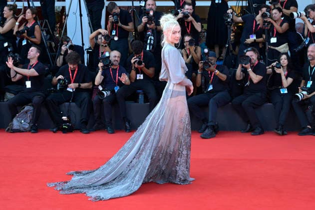 Phoebe Bridgers at the premiere of the film *Primetime* at the 2023 Venice Biennale—the 83rd Venice International Film Festival—at the Palazzo del Cinema in Venice, September 5, 2026 Foto:xA.xM.xTinghinox xFuturexImagex primetime_6725