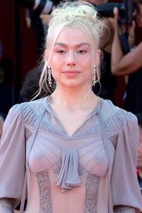Phoebe Bridgers at the premiere of the film *Primetime* at the 2023 Venice Biennale—the 83rd Venice International Film Festival—at the Palazzo del Cinema in Venice, September 5, 2026 Foto:xA.xM.xTinghinox xFuturexImagex primetime_6728