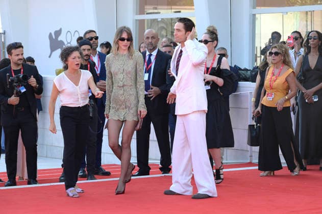 Suki Waterhouse and Robert Pattinson at the premiere of the film *Primetime* at the 2023 Venice Biennale—the 83rd Venice International Film Festival—at the Palazzo del Cinema in Venice, September 5, 2026 Foto:xA.xM.xTinghinox xFuturexImagex primetime_6735