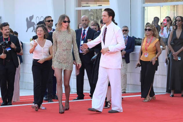 Suki Waterhouse and Robert Pattinson at the premiere of the film *Primetime* at the 2023 Venice Biennale—the 83rd Venice International Film Festival—at the Palazzo del Cinema in Venice, September 5, 2026 Foto:xA.xM.xTinghinox xFuturexImagex primetime_6736