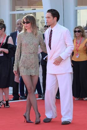 Suki Waterhouse and Robert Pattinson at the premiere of the film *Primetime* at the 2023 Venice Biennale—the 83rd Venice International Film Festival—at the Palazzo del Cinema in Venice, September 5, 2026 Foto:xA.xM.xTinghinox xFuturexImagex primetime_6738