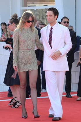 Suki Waterhouse and Robert Pattinson at the premiere of the film *Primetime* at the 2023 Venice Biennale—the 83rd Venice International Film Festival—at the Palazzo del Cinema in Venice, September 5, 2026 Foto:xA.xM.xTinghinox xFuturexImagex primetime_6739