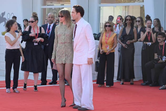 Suki Waterhouse and Robert Pattinson at the premiere of the film *Primetime* at the 2023 Venice Biennale—the 83rd Venice International Film Festival—at the Palazzo del Cinema in Venice, September 5, 2026 Foto:xA.xM.xTinghinox xFuturexImagex primetime_6741