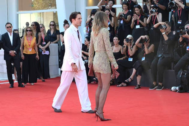 Robert Pattinson and Suki Waterhouse at the premiere of the film *Primetime* at the 2023 Venice Biennale—the 83rd Venice International Film Festival—at the Palazzo del Cinema in Venice, September 5, 2026 Foto:xA.xM.xTinghinox xFuturexImagex primetime_6743