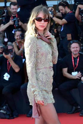 Suki Waterhouse at the premiere of the film *Primetime* at the 2023 Venice Biennale—the 83rd Venice International Film Festival—at the Palazzo del Cinema in Venice, September 5, 2026 Foto:xA.xM.xTinghinox xFuturexImagex primetime_6748