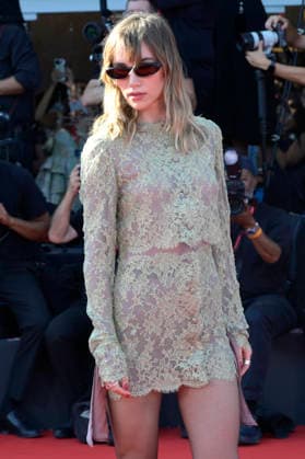 Suki Waterhouse at the premiere of the film *Primetime* at the 2023 Venice Biennale—the 83rd Venice International Film Festival—at the Palazzo del Cinema in Venice, September 5, 2026 Foto:xA.xM.xTinghinox xFuturexImagex primetime_6749