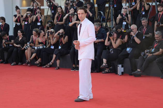 Robert Pattinson at the premiere of the film *Primetime* at the 2023 Venice Biennale—the 83rd Venice International Film Festival—at the Palazzo del Cinema in Venice, September 5, 2026 Foto:xA.xM.xTinghinox xFuturexImagex primetime_6750