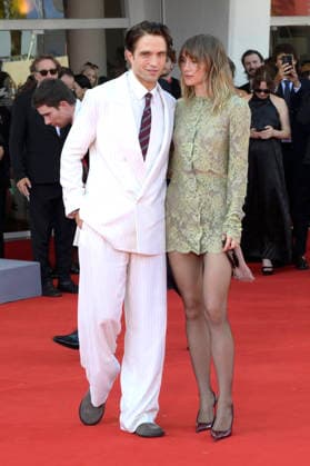 Robert Pattinson and Suki Waterhouse at the premiere of the film *Primetime* at the 2023 Venice Biennale—the 83rd Venice International Film Festival—at the Palazzo del Cinema in Venice, September 5, 2026 Foto:xA.xM.xTinghinox xFuturexImagex primetime_6770