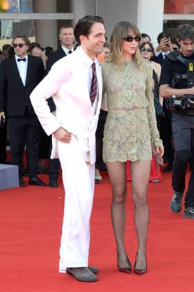 Robert Pattinson and Suki Waterhouse at the premiere of the film *Primetime* at the 2023 Venice Biennale—the 83rd Venice International Film Festival—at the Palazzo del Cinema in Venice, September 5, 2026 Foto:xA.xM.xTinghinox xFuturexImagex primetime_6773