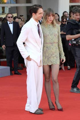 Robert Pattinson and Suki Waterhouse at the premiere of the film *Primetime* at the 2023 Venice Biennale—the 83rd Venice International Film Festival—at the Palazzo del Cinema in Venice, September 5, 2026 Foto:xA.xM.xTinghinox xFuturexImagex primetime_6774