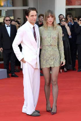 Robert Pattinson and Suki Waterhouse at the premiere of the film *Primetime* at the 2023 Venice Biennale—the 83rd Venice International Film Festival—at the Palazzo del Cinema in Venice, September 5, 2026 Foto:xA.xM.xTinghinox xFuturexImagex primetime_6775