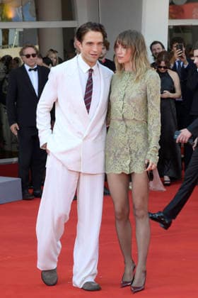 Robert Pattinson and Suki Waterhouse at the premiere of the film *Primetime* at the 2023 Venice Biennale—the 83rd Venice International Film Festival—at the Palazzo del Cinema in Venice, September 5, 2026 Foto:xA.xM.xTinghinox xFuturexImagex primetime_6776