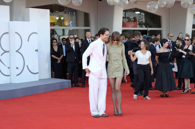 Robert Pattinson and Suki Waterhouse at the premiere of the film *Primetime* at the 2023 Venice Biennale—the 83rd Venice International Film Festival—at the Palazzo del Cinema in Venice, September 5, 2026 Foto:xA.xM.xTinghinox xFuturexImagex primetime_6777