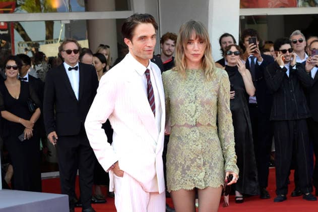 Robert Pattinson and Suki Waterhouse at the premiere of the film *Primetime* at the 2023 Venice Biennale—the 83rd Venice International Film Festival—at the Palazzo del Cinema in Venice, September 5, 2026 Foto:xA.xM.xTinghinox xFuturexImagex primetime_6778