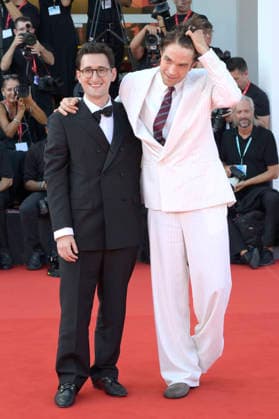 Lance Oppenheim and Robert Pattinson at the premiere of the film *Primetime* at the 2023 Venice Biennale—the 83rd Venice International Film Festival—at the Palazzo del Cinema in Venice, September 5, 2026 Foto:xA.xM.xTinghinox xFuturexImagex primetime_6786